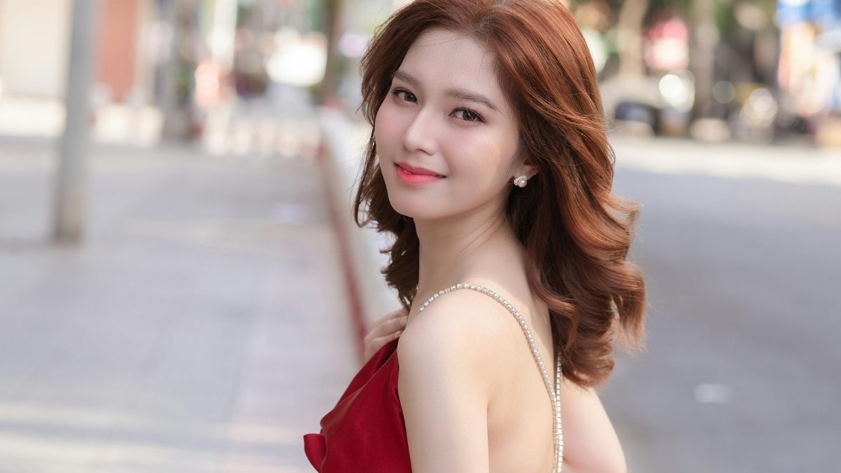 Ảnh cô gái xinh đẹp buồn tủi thân