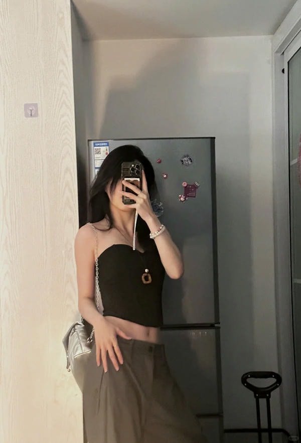 Ảnh gái xinh đứng ngoài trời ấn tượng