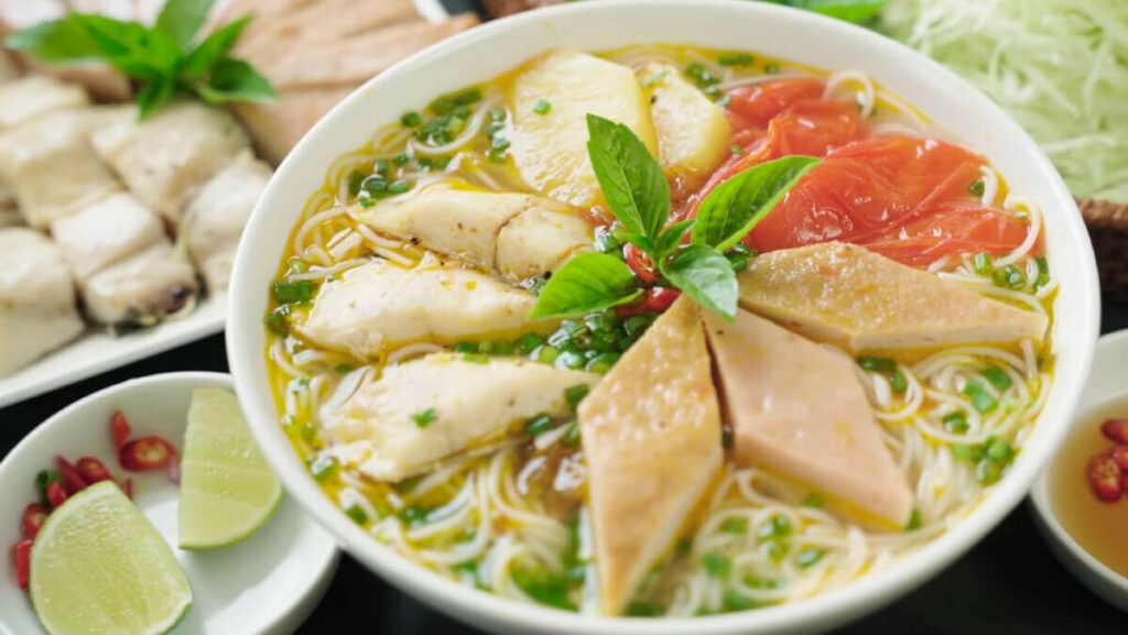 Tô bún chả cá Quy Nhơn với nước dùng trong veo, chả cá thơm ngon. (Ảnh: Sưu tầm internet)