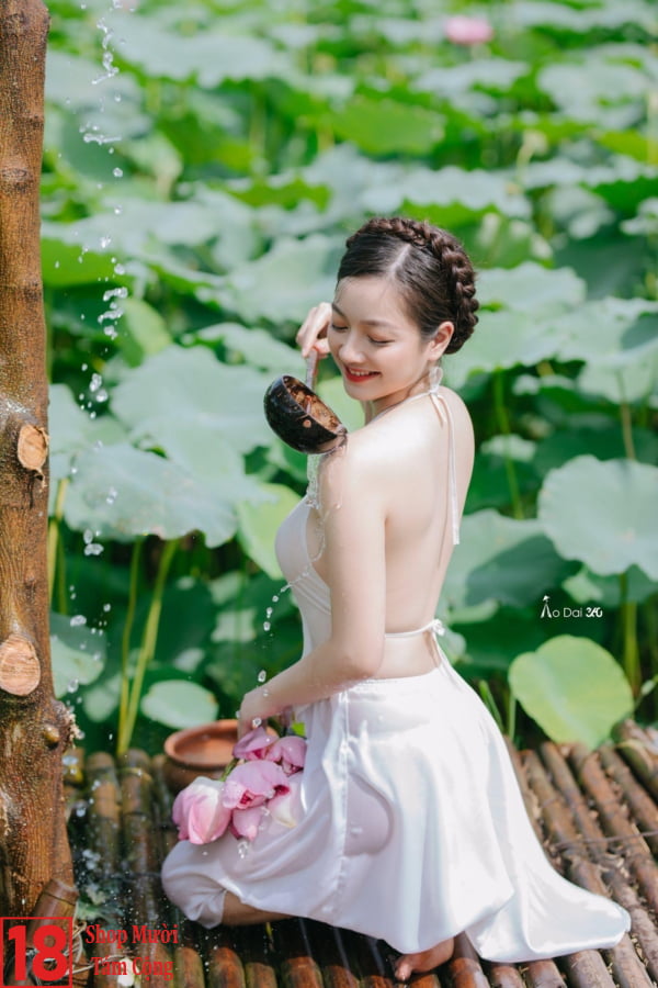 Gái quê đẹp gợi cảm trong trong phục áo yếm (2)
