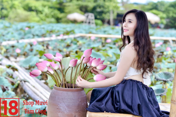 Gái Xinh Quê ở Miền Trung Chụp Với Hoa Sen (8)