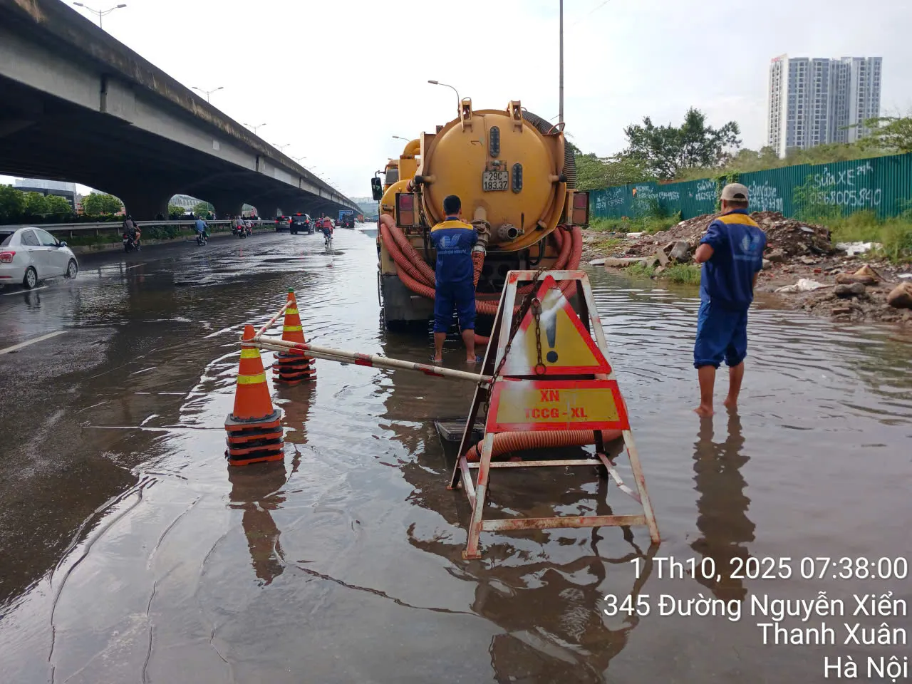 Tạnh mưa, nước rút, Hà Nội chỉ còn 25 điểm ngập úng