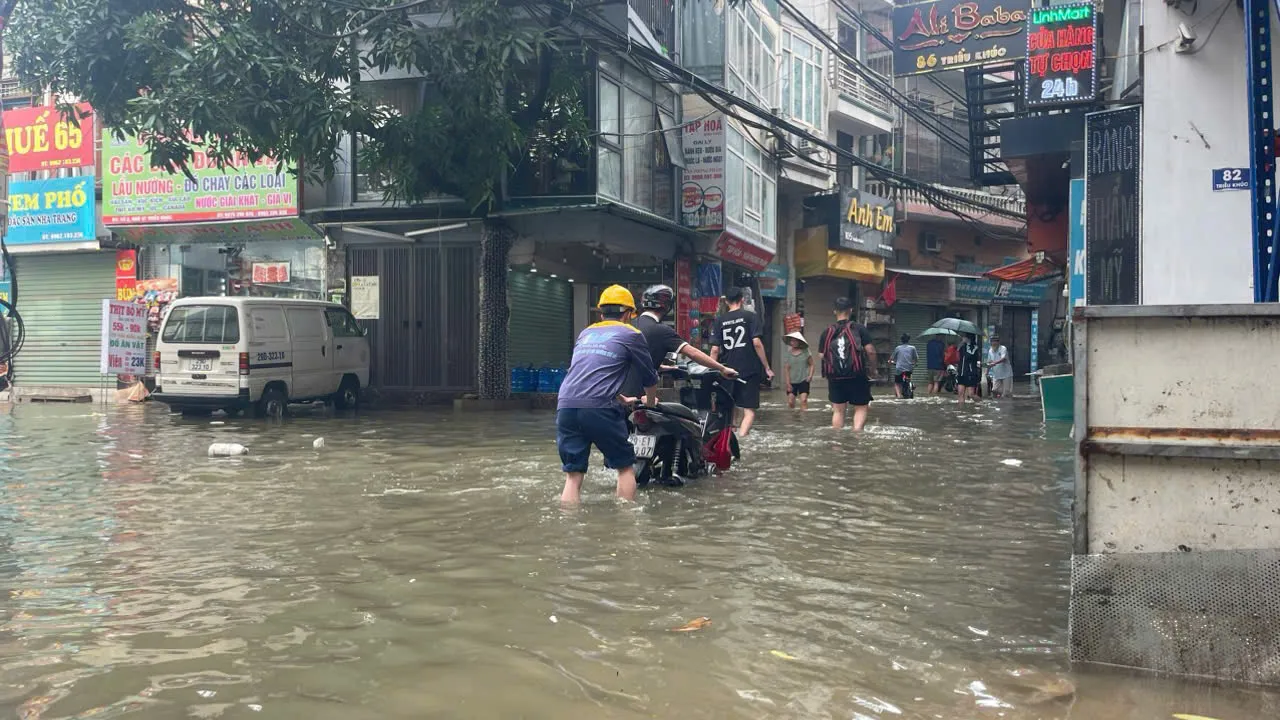 Tạnh mưa, nước rút, Hà Nội chỉ còn 25 điểm ngập úng