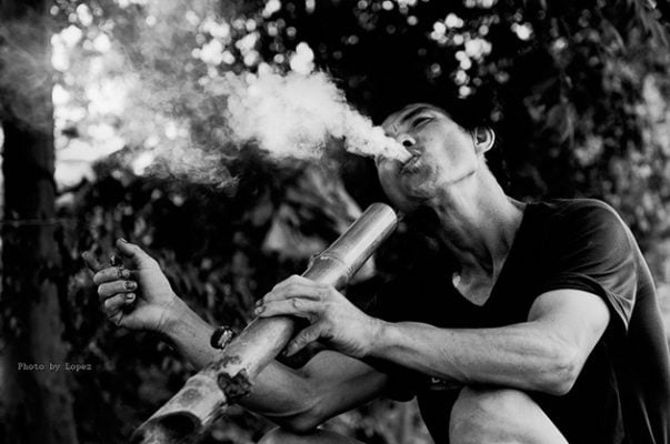 Chùm thơ điếu cày hay cho lão sĩ nịnh vợ