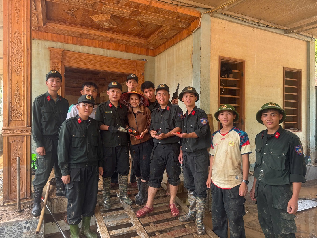 Chị Vi thị Hương (sinh năm 1993) trú tại bản Xằng Trên, xã Mỹ Lý vui mừng khi nhận được tài sản bị mưa lũ cuốn trôi
