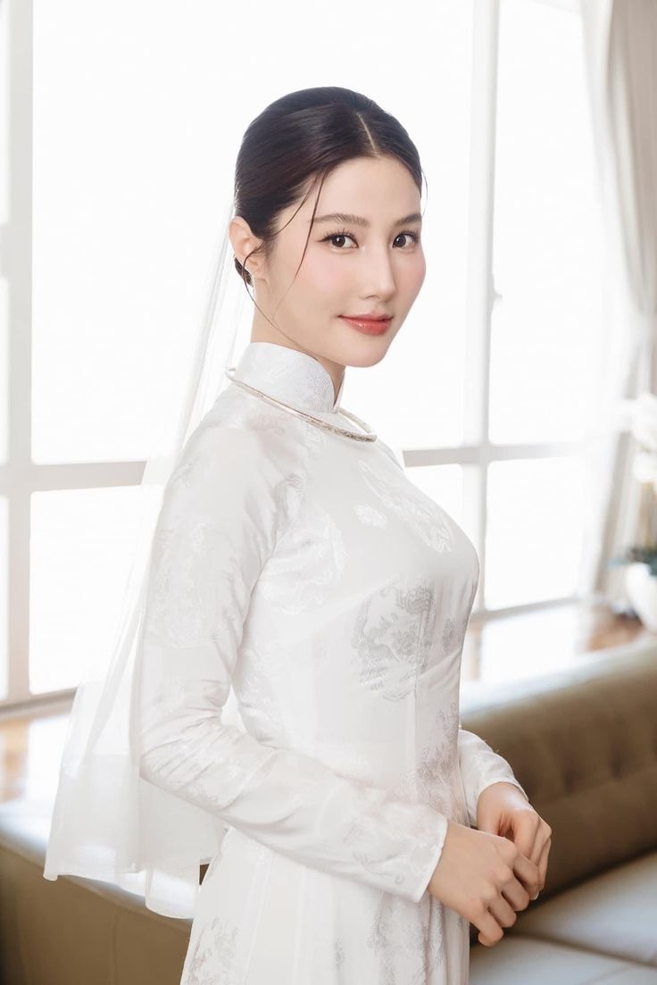 Tóc búi thấp nhẹ nhàng, cổ điển