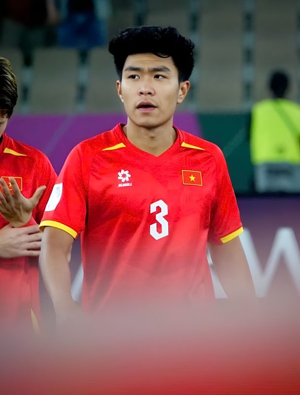 Lý Đức: 'Tôi gục ngã trong phòng thay đồ sau tấm thẻ đỏ'