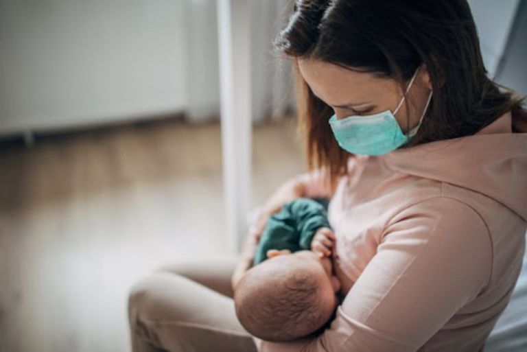 đang cho con bú bị đau mắt đỏ cần hạn chế tiếp xúc tối đa với con