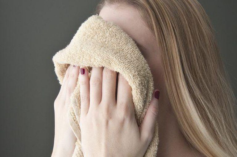 đang cho con bú bị đau mắt đỏ phải hạn chế sử dụng chung đồ dùng