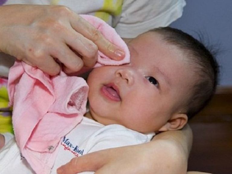 phụ nữ đang cho con bú bị đau mắt đỏ nên tăng cường vệ sinh mắt cho con đều đặn