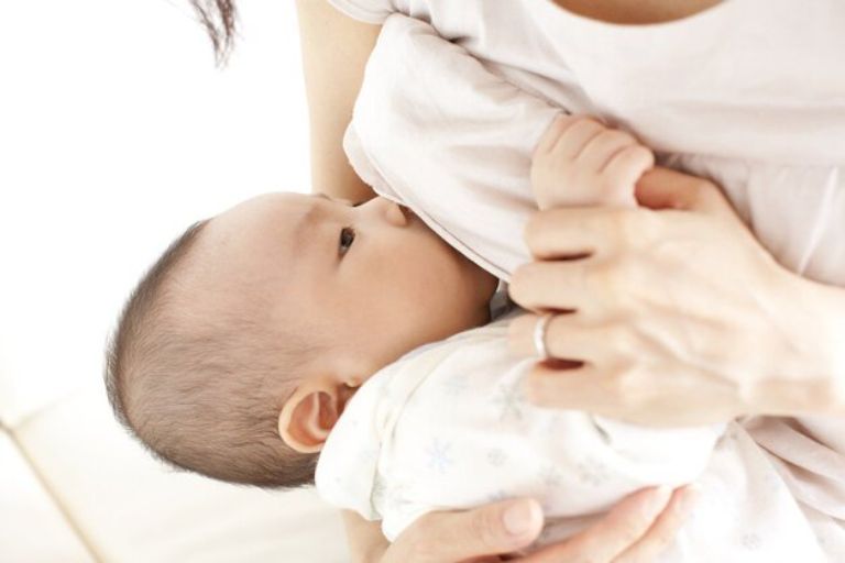 Bị Đau Mắt Đỏ Khi Đang Cho Con Bú, Mẹ Nên Làm Gì?