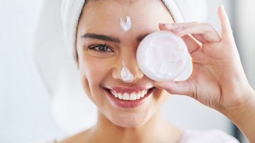 Dưỡng ẩm ngay sau khi xông hơi da mặt để giúp da mềm mại, căng mịn, dưỡng chất dễ thẩm thấu vào da