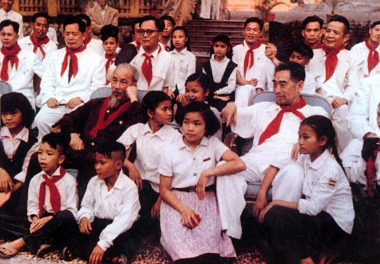Ảnh đẹp bác Hồ với thiếu nhi đẹp nhất