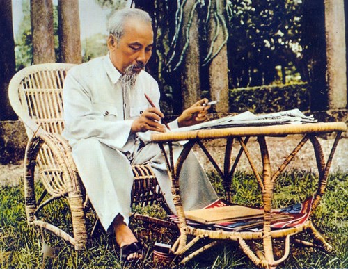 Hình ảnh bác Hồ ngồi ghế mây