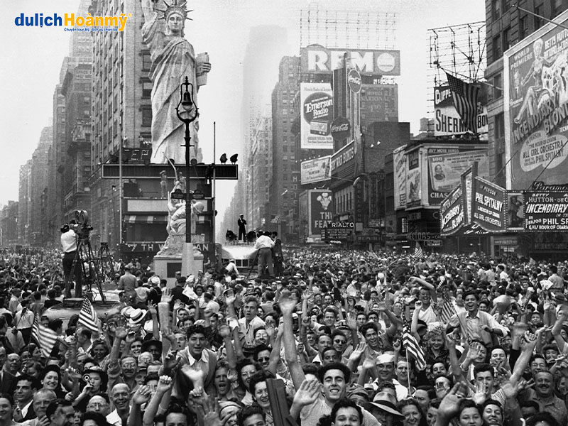 Hàng nghìn người đổ về quảng trường Times Square khi biết tin chiến tranh kết thúc