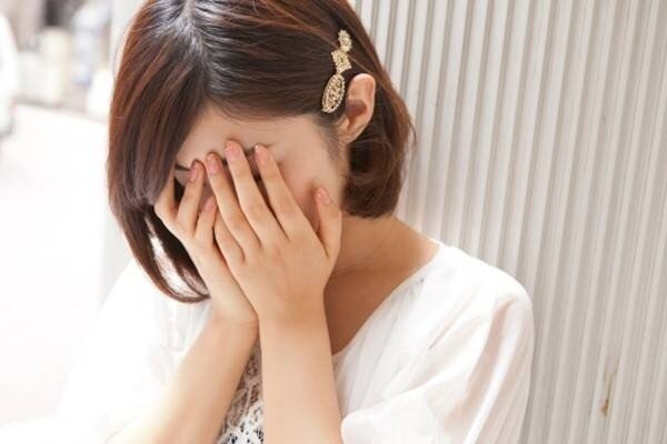 Con gái dậy thì ngoại hình quá đẹp, mẹ dọn giường tìm thấy một thứ dưới gối thì mất bình tĩnh