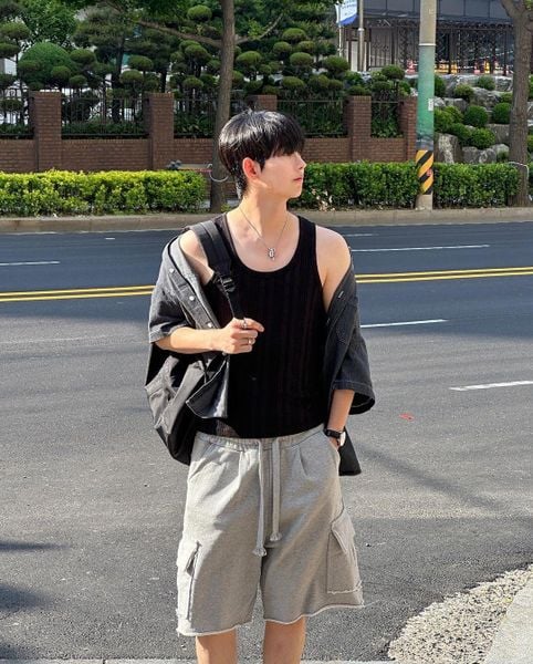 Tank top mix cùng quần short lưng thun và áo khoác sơ mi mỏng