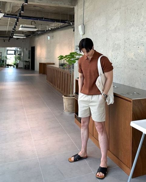 Polo dệt kim diện cùng quần short chinos và sandal da