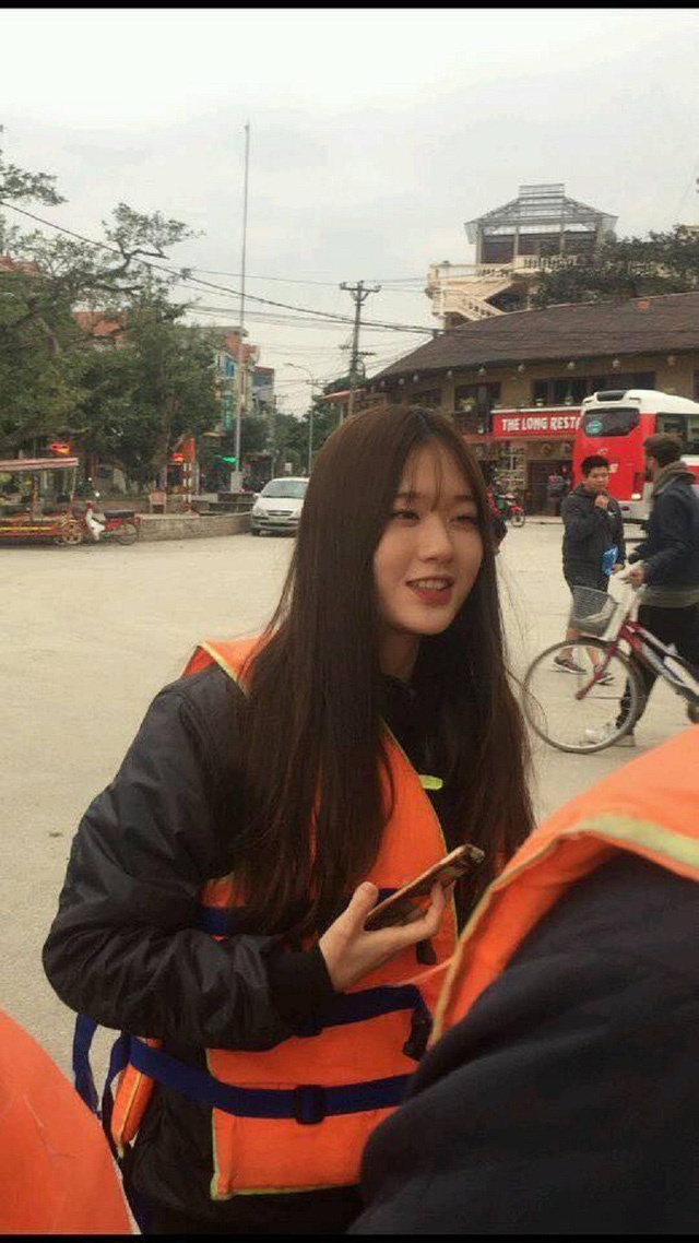 co gai xuat hien o ben do anh 2