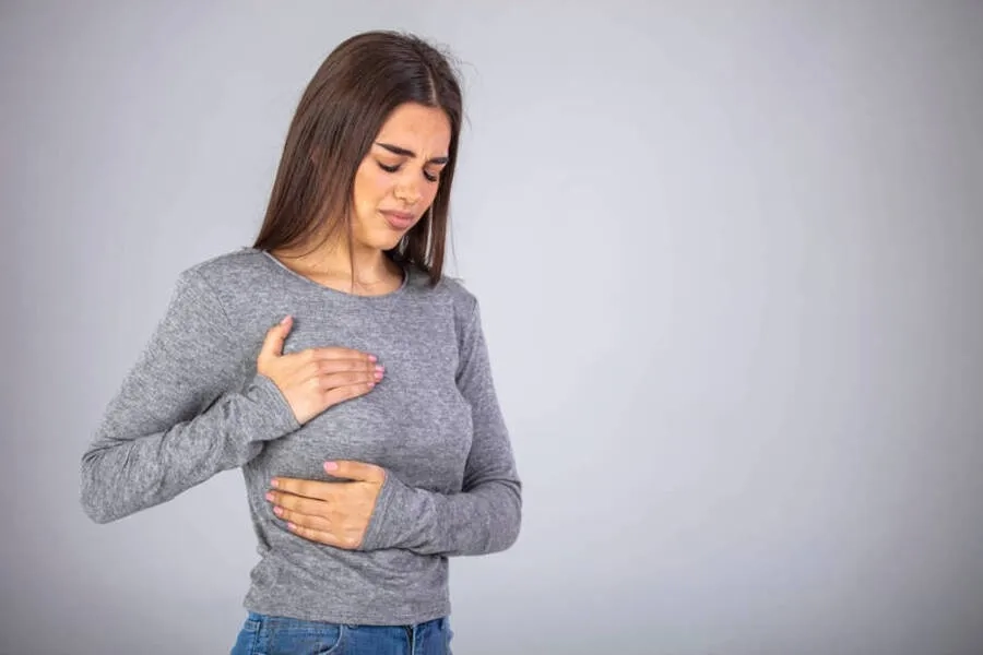 Nổi cục cứng hoặc khối u ở nách, ngực có thể là triệu chứng ung thư vú