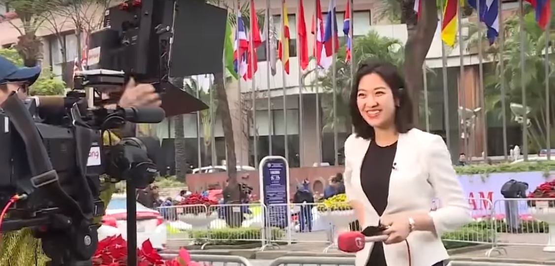 Nữ phóng viên Hàn Quốc xinh đẹp tác nghiệp trên vỉa hè Hà Nội