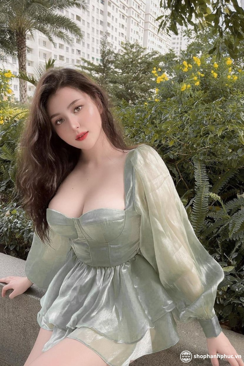Gái xinh vú to