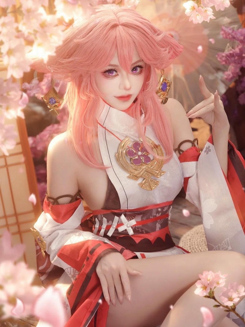 Yae miko cosplay mơ màng bên cánh hoa anh đào rơi