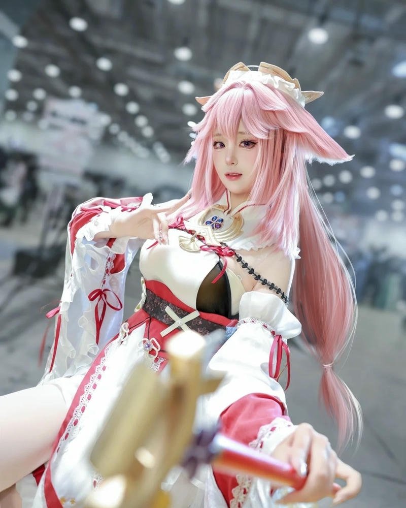 Yae miko genshin impact đưa tay tạo dáng xinh