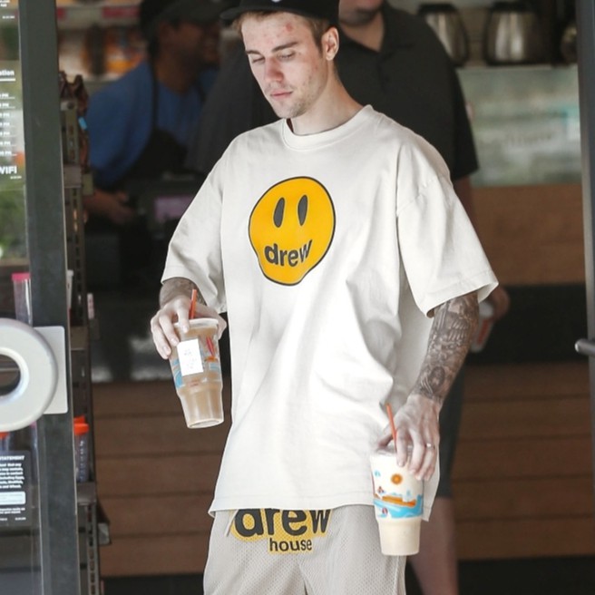 Justin Bieber và áo thun Drew