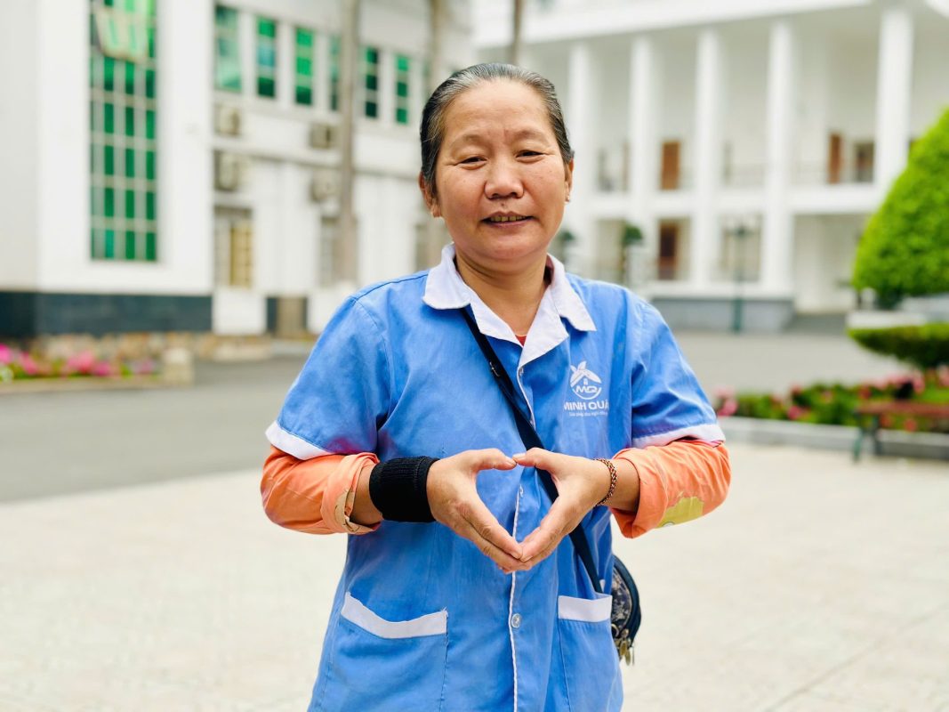 Cô lao công biết nhiều thứ tiếng ở Đại học Hà Nội, sửa phát âm cho cả sinh viên