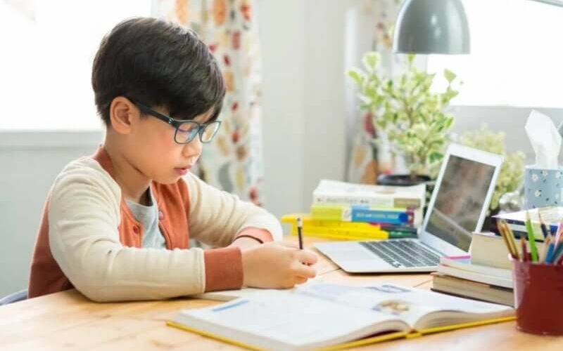 Bé làm bài tập tiếng Việt lớp 3 tuần 4 người mẹ. (Ảnh: Sưu tầm Internet)