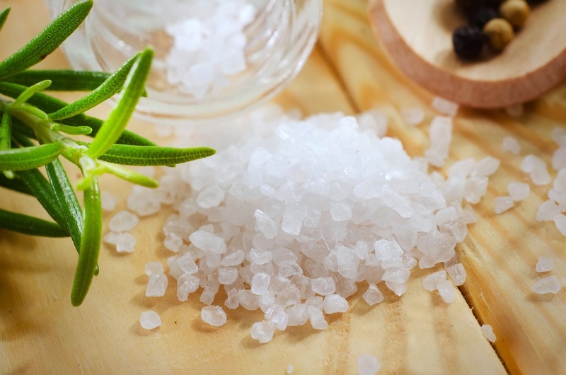 Muối biển là chất làm sạch và kháng khuẩn rất tốt
