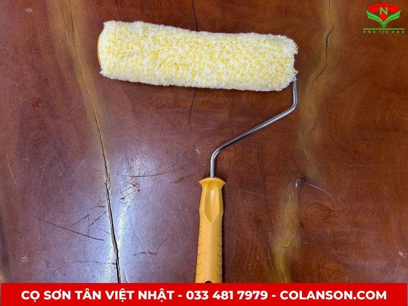 con lăn sơn vàng kem