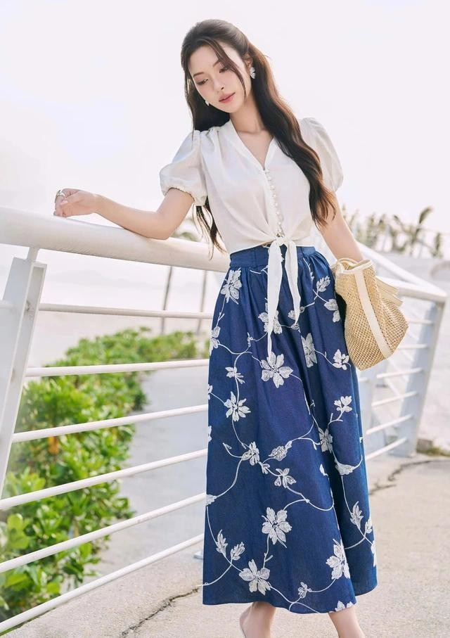 Hai phong cách từ hai bản phối sang chảnh - áo vest và chân váy hoa cùng sắc độ màu nhưng khác biệt ở chi tiết đơn sắc và họa tiết; trong khi đó bản phối sơ mi và chân váy xếp ly in hoa lại có sự tương đồng mang đến sự nổi bật và thu hút