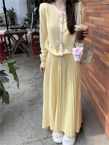 Cách phối đồ với chân váy xếp ly dài - áo tank top hoặc áo hai dây