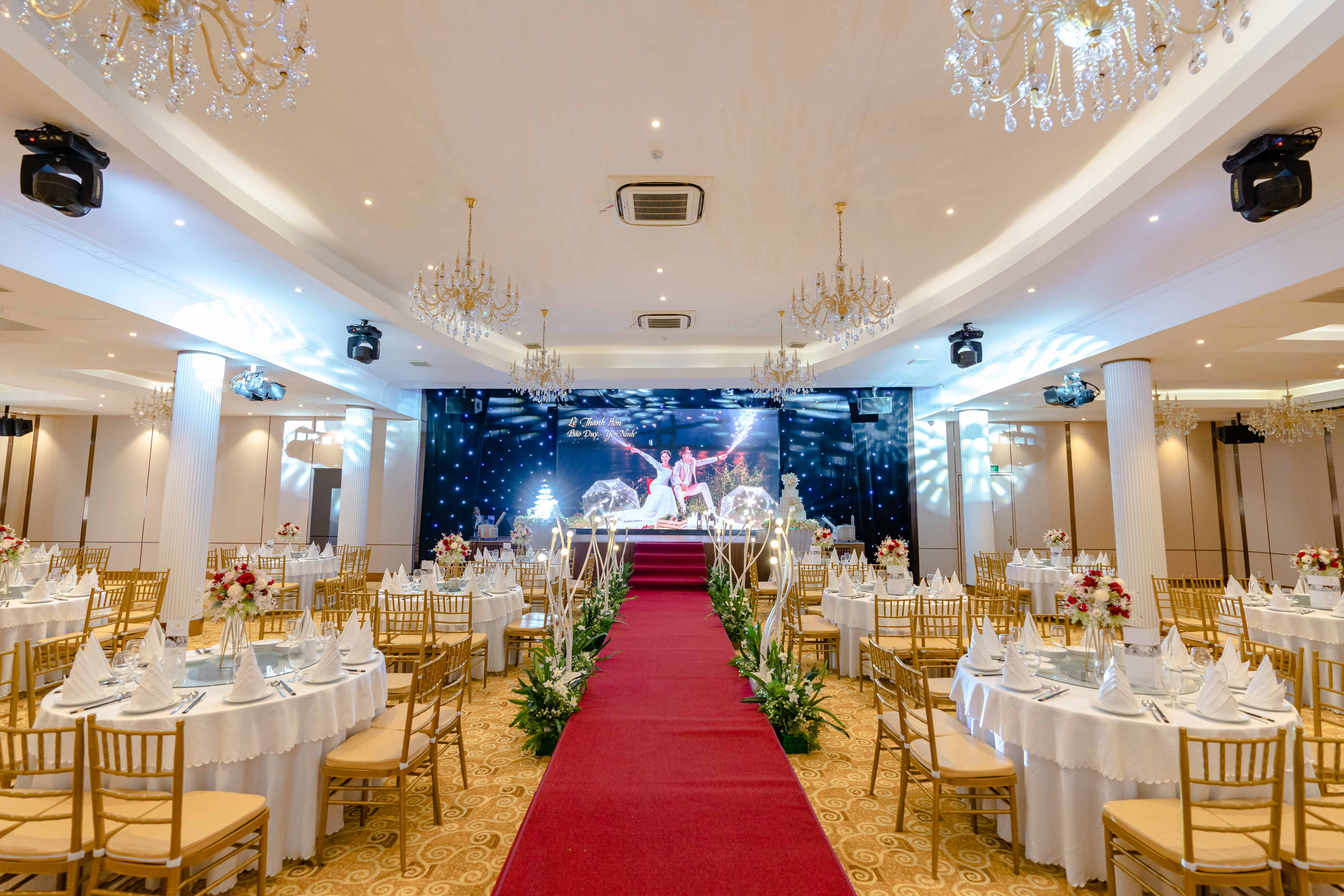 Không gian trang trí trong Nhà Hàng Tiệc Cưới Đại Hỷ