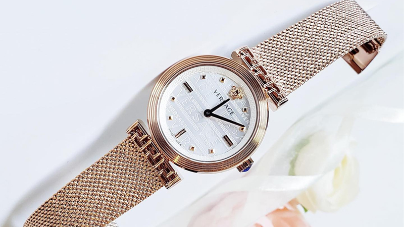 Vỏ đồng hồ Versace thật được chế tạo bằng chất liệu thép không gỉ cao cấp được mạ thêm 3 lớp ion Oyster