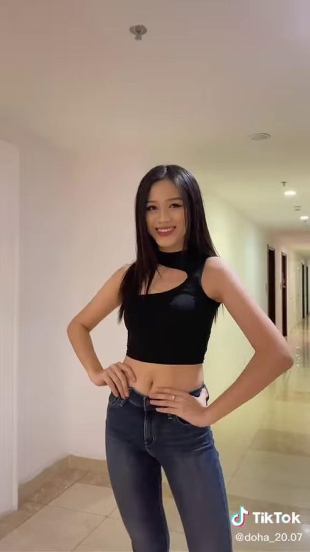 Đỗ Thị Hà diện crop-top khoe eo thon sexy, trổ tài catwalk ở hành lang chung cư
