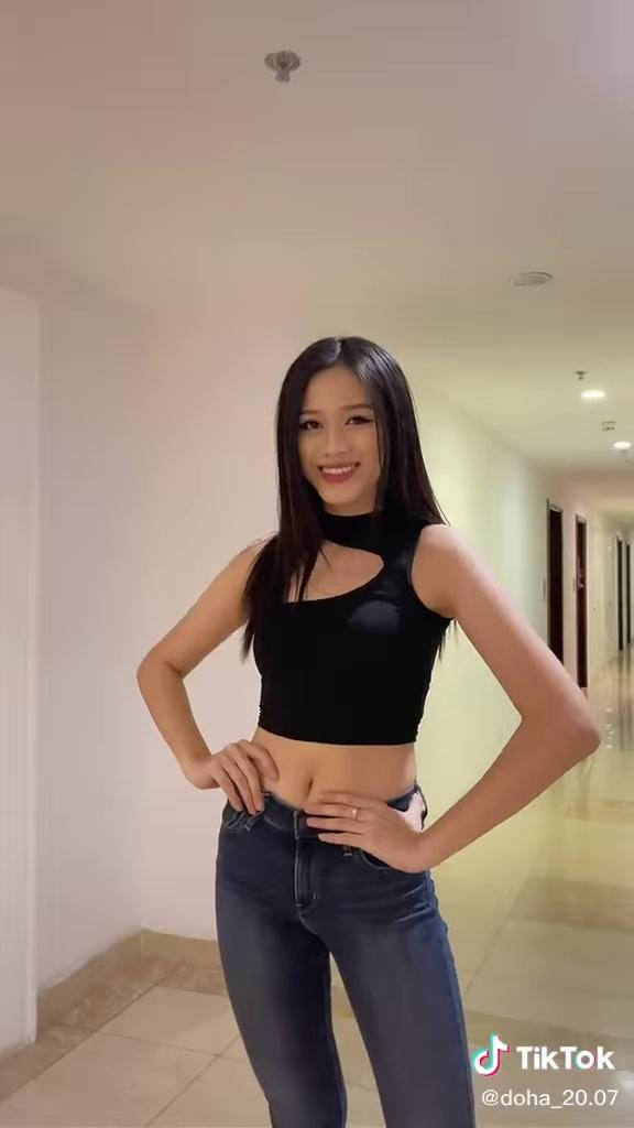 Hoa hậu Đỗ Thị Hà diện crop-top khoe eo thon sexy, trổ tài catwalk đẹp mắt trước thềm Miss World.