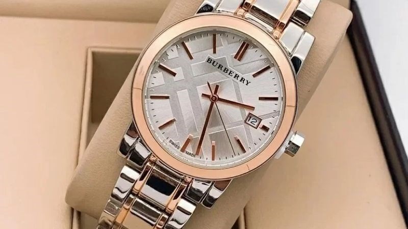 Mặt số được phân chia rõ ràng, bố cục hợp lí