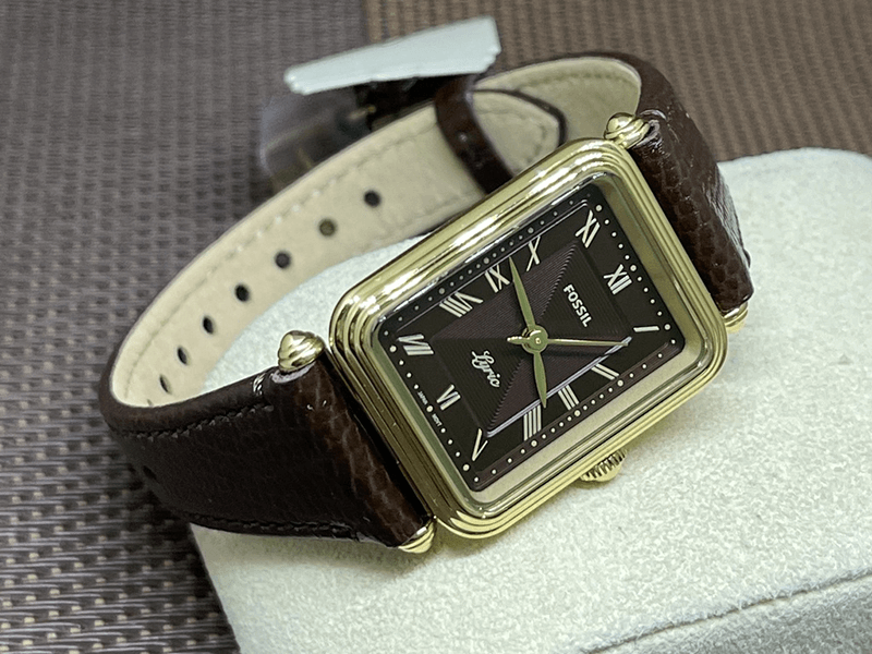 Đồng hồ nữ Fossil ES4971 được thiết kế theo kiểu dáng tank