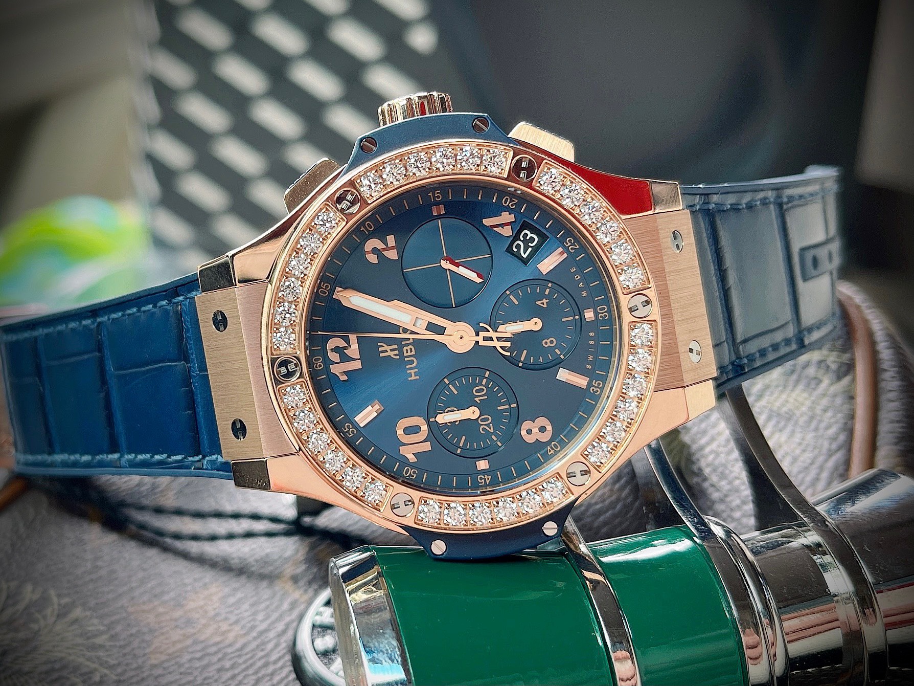 Dòng chữ SWISS MADE với con ốc chữ H là đặc trưng của Hublot