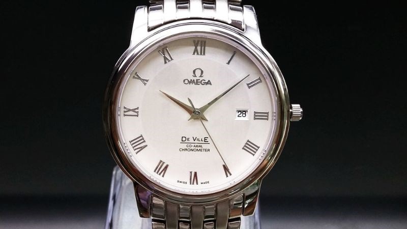 Vỏ đồng hồ được đánh bóng một cách tinh xảo