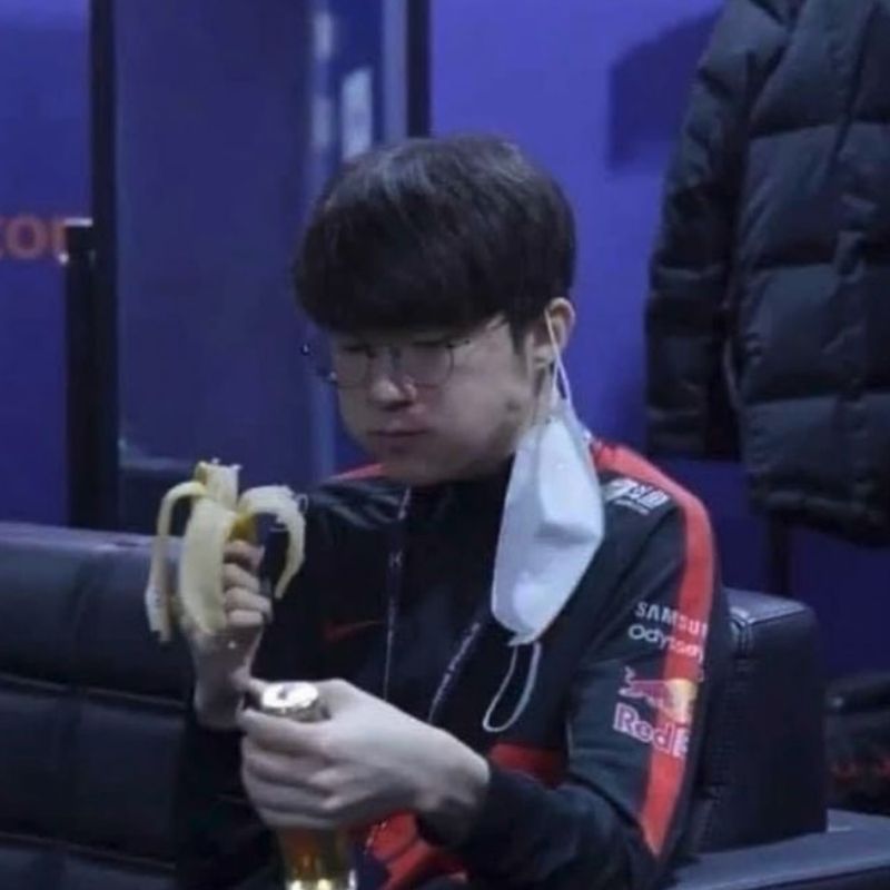 Faker meme ăn chuối