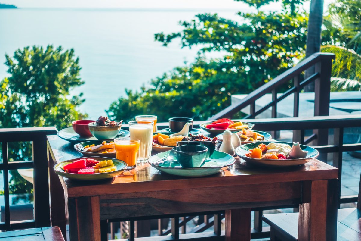 Lương 70 triệu/tháng, chàng trai vẫn 'khốn đốn' khi du lịch với bạn gái xinh đẹp