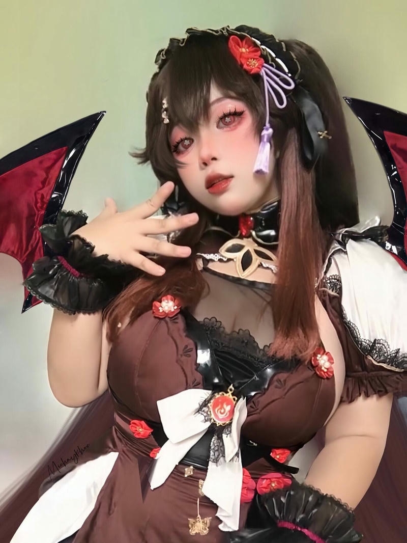 Cosplay anime nữ ác quỷ tóc đen cánh dơi váy nâu