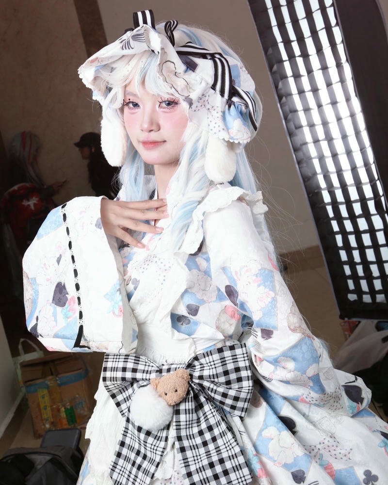 Cosplay anime nữ tóc trắng trang phục hầu gái đen trắng