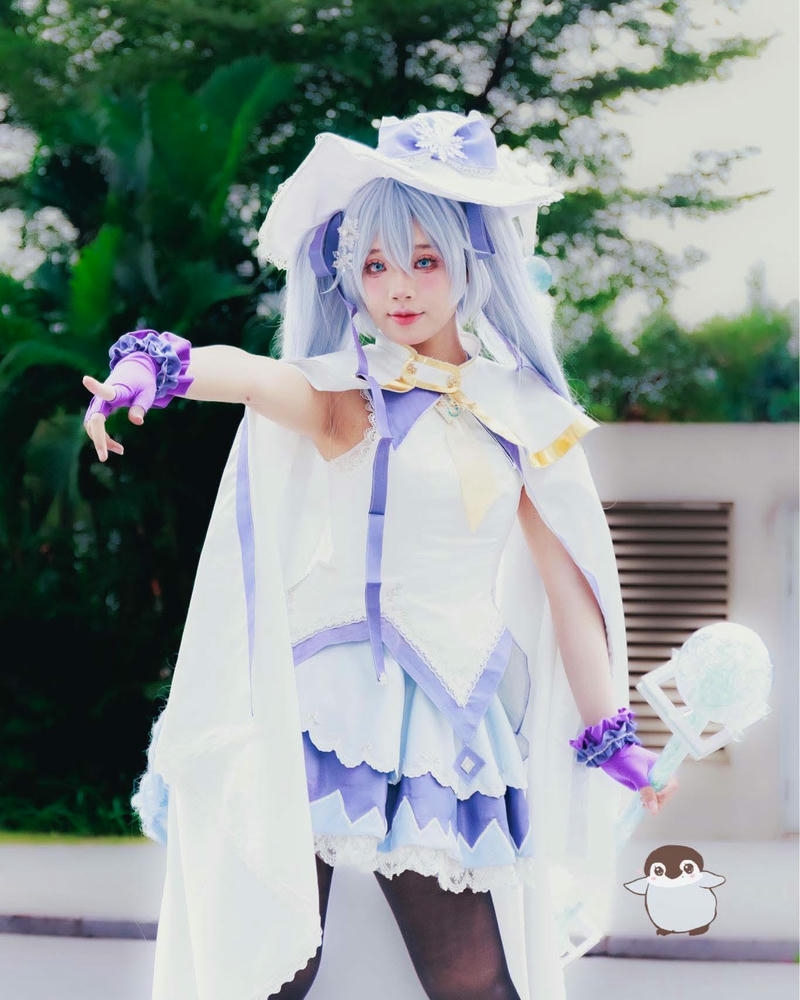 Cosplay anime nữ tóc trắng trang phục pháp sư đứng ngoài trời