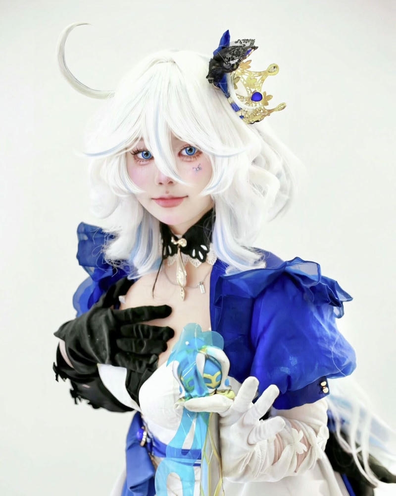 Cosplay anime nữ tóc trắng váy xanh vương miện quý phái