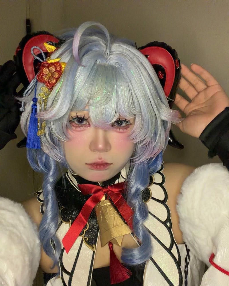 Cosplay hồ ly tóc trắng trang phục vu nữ Nhật Bản